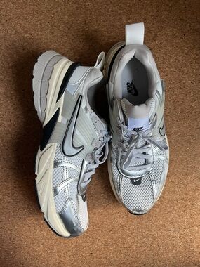 Nike V2K Runtekk - Summit White / Metallic Silver